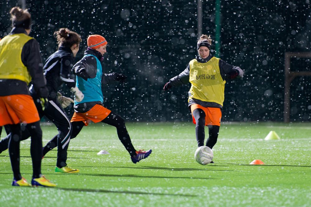 How Does Synthetic Turf Hold Up to Extreme Heat And Cold?